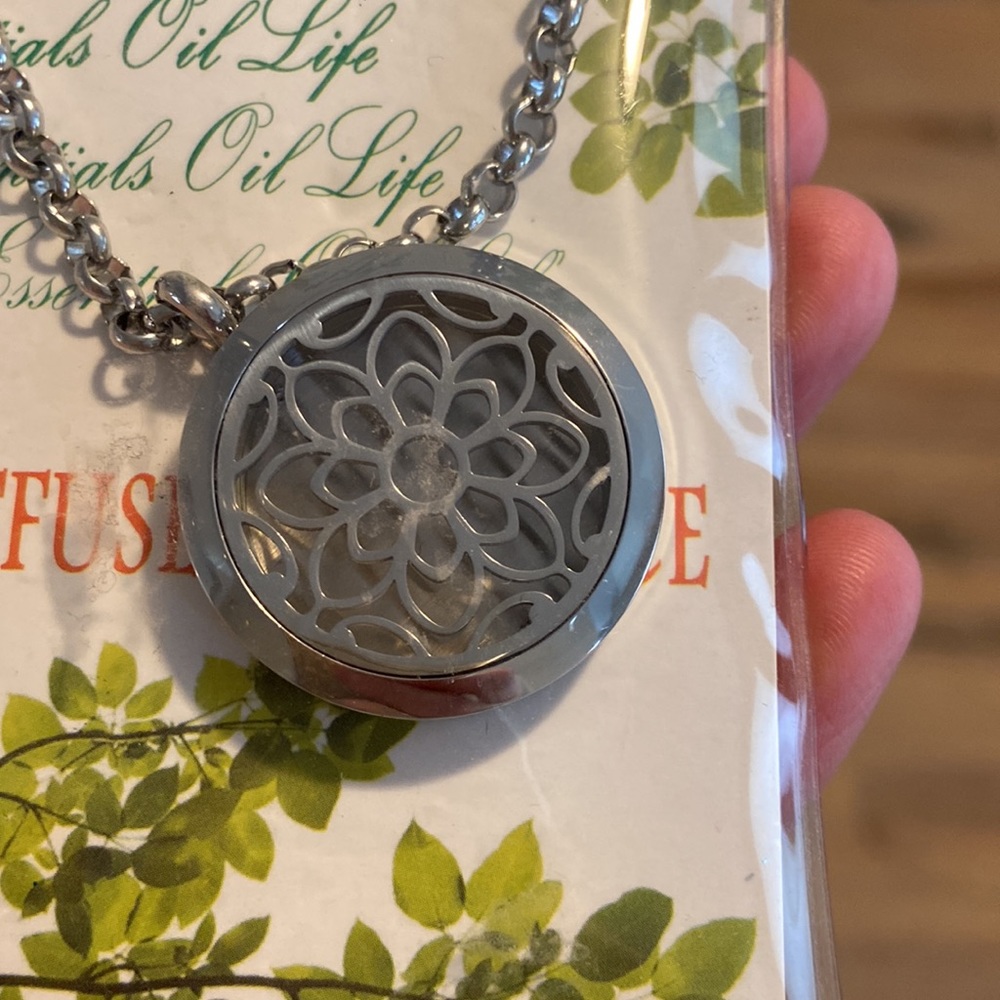 Essential oil diffuser necklace - Picture 3 of 3